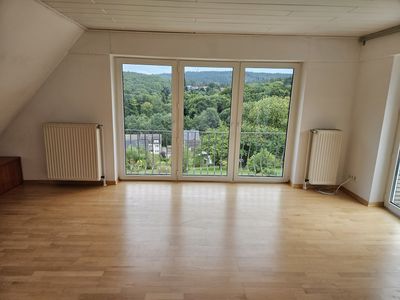 Gepflegte 4-Zimmer DG-Wohnung mit Süd-Balkon und toller Aussicht in Georgsmarienhütte