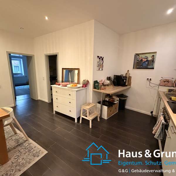 *** Moderne 4-Zimmer-Wohnung mit Stellplatz & zwei Bädern ***