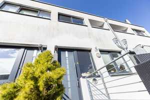 Exklusives Stadthaus in Hennef – modernes Design trifft auf Wohnkomfort mit Dachterrasse – Rhein-Sieg-Kreis – Vorschaubild 1