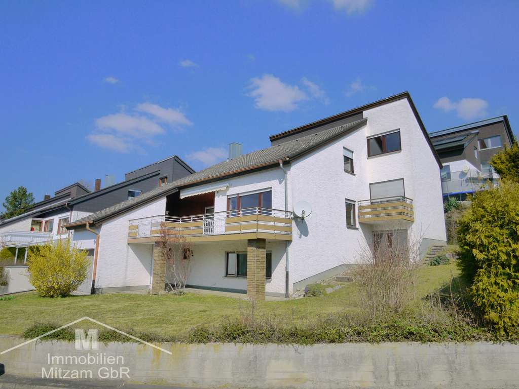 Immobilie in Greding - Einfamilienhaus mit besonderer Architektur und hohem Modernisierungpotenzial in sonniger Lage - Bild 0