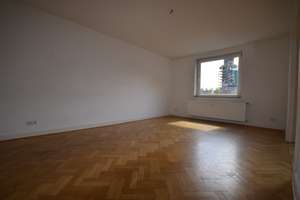 Renovierte Vier- Raum- Altbau- Wohnung | Loggia | Hohe Decken | Ruhige Lage – 40545 Niederkassel, Düsseldorf – Vorschaubild 3