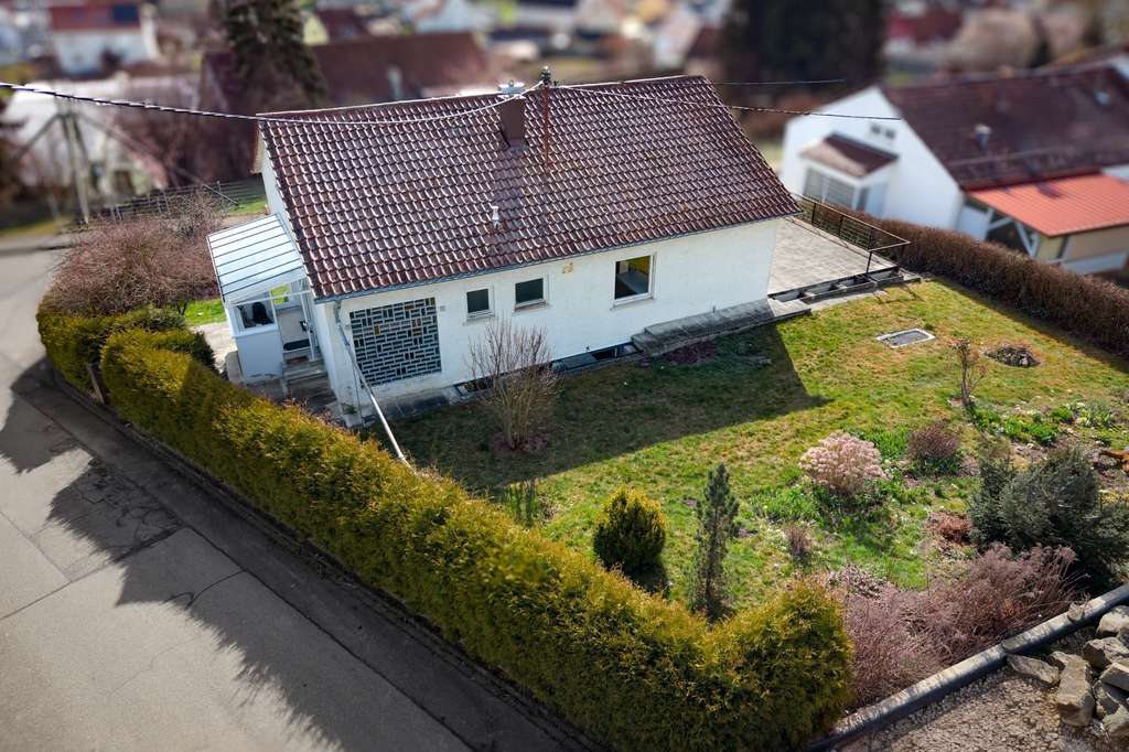 Immobilie in Allmendingen - Sanierungsobjekt mit Potenzial: Wohnen und Werkeln in Aussichtslage von Allmendingen - Bild 2