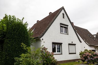 *** DIREKT am GRÜNEN - PV ANLAGE - POOL und SAUNA - WINTERGARTEN - GARAGE EXTRA LANG - AB SOFORT ***
