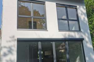 Stilvolles Zweifamilienhaus mit Panorama-Erker, Terrasse & Balkon – Wohnen mitten in Hof (Saale) – Die vollständige Adresse der Immobilie erhältst du vom Anbieter., 95028 Innenstadt, Hof – Vorschaubild 2