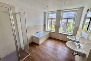 ***Moderne 3-RWG mit DECKENSPOTS, BALKON UND GROßEN TAGESLICHTBAD MIT WANNE UND DUSCHE ***WE08*** – Gustav-Kühn-Straße 2, 4159 Leipzig – Vorschaubild 2