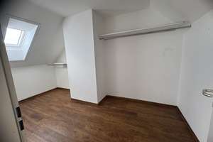 Lichtdurchflutete 3,5-Zimmer-Maisonette mit zwei Zugängen | 2 Balkone | Aufzug | TG-Stellplatz – Kaeppelstraße 15, 90491 St. Jobst, Nürnberg – Vorschaubild 8