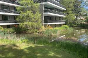 Ruhig gelegene großzügige Wohnung in herrlichem Park mit See