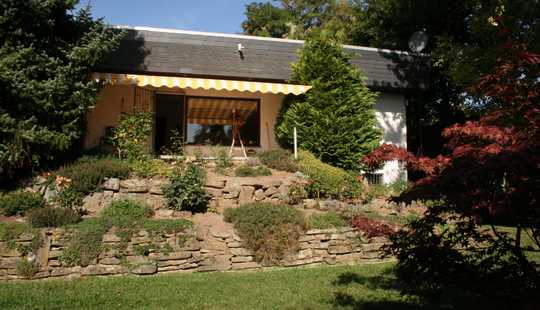 Bild von Wie eine grüne Insel: Einfamilien-Bungalow, ruhige Lage, Doppelgarage, Vollunterkellerung!