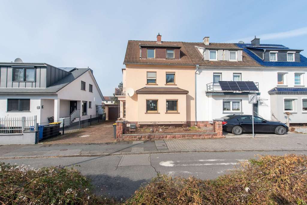 Immobilie in Nauheim - Familienfreundliches Reiheneckhaus mit großem Sonnengarten und Nebengebäude - Bild 1