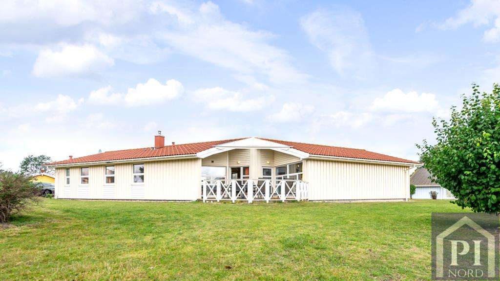 Immobilie in Brodersby - Stilvolles Ferienhaus mit Pool, Sauna und Meerblick – Rückzugsort an der Ostseeküste mit hoher Re... - Bild 1