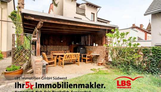 Bild von Sanierungsbedürftiges Einfamilienhaus mit Wintergarten, Gartenidylle, Grillplatz, Stall und Garage