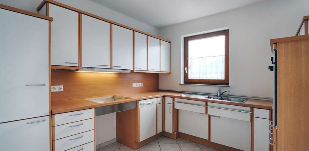 Immobilie in Eningen unter Achalm - Barrierefreie 3-Zimmer-Wohnung mit Balkon und 1 Tiefgaragenstellplatz - Eningen u.A. - Bild 3