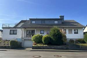 Großzügiges Wohnen mit viel Potenzial:
Gepflegtes Zweifamilienhaus in ruhiger Wohnlage von Wa – Die vollständige Adresse der Immobilie erhältst du vom Anbieter., 59581 Warstein – Vorschaubild 1