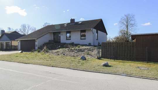 Bild von Greifen Sie zu! Großes Einfamilienhaus samt großen Garten und 2 Garagen in Feldrandlage