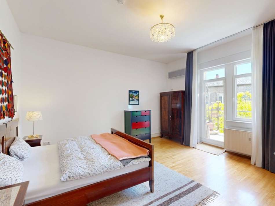 Schlafzimmer mit Balkon zum In