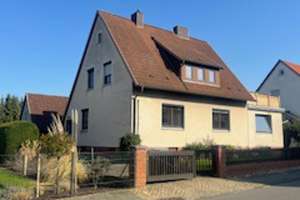 Viel Platz für Ihre Ideen: Zweifamilienhaus mit großem Grundstück