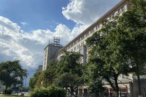 Beeindruckendes Wohnen in der 7. Etage mit Aussicht im Denkmalensemble Karl-Marx-Allee – Die vollständige Adresse der Immobilie erhältst du vom Anbieter., 10243 Friedrichshain, Berlin – Vorschaubild 1