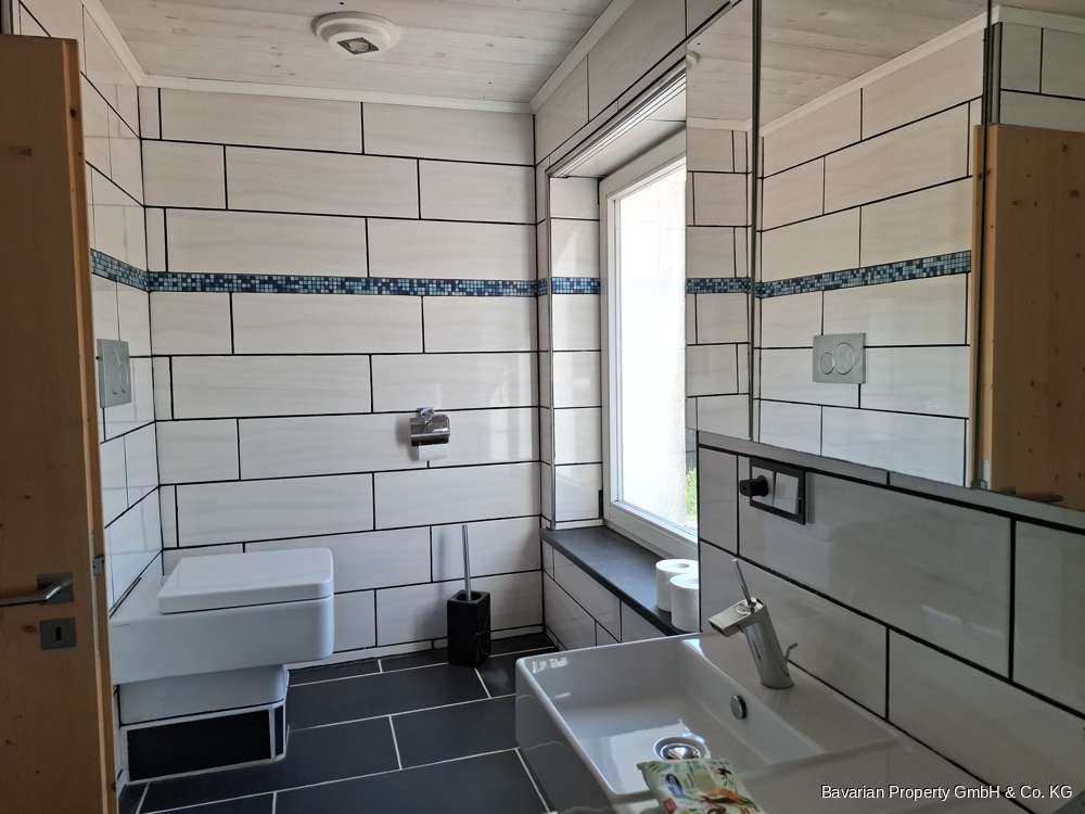 Immobilie in Rimbach - Fast ALLEINLAGE! Umfangreich saniert-Bezugsfrei! EFH mit sep. ELW, 1.600 ² Grd, 93485 Rimbach - Bild 4