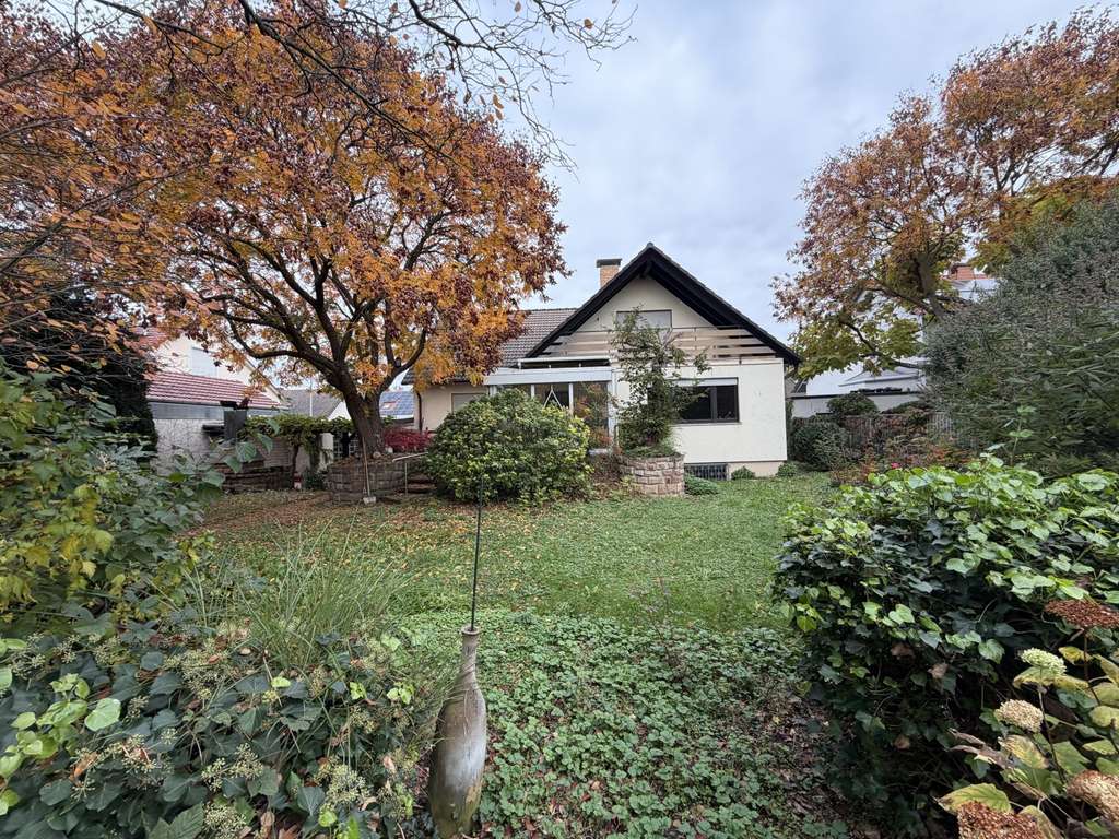 Wohnhaus in begehrter, ruhiger Wohnlage mit Wintergarten und Doppelgarage