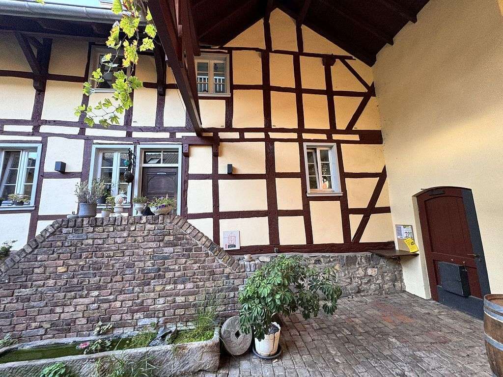 Immobilie in Wachtberg - zwei gepflegte Altbauwohnungen in bevorzugter Lage mit Flair und zwei Garagen - Bild 1