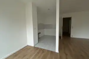 BEZUGSFREI! Ruhige Lage! 2-Raum-Wohnung mit Separate Küche und Tiefgarage, zu verkaufen! – Dresden – Vorschaubild 4