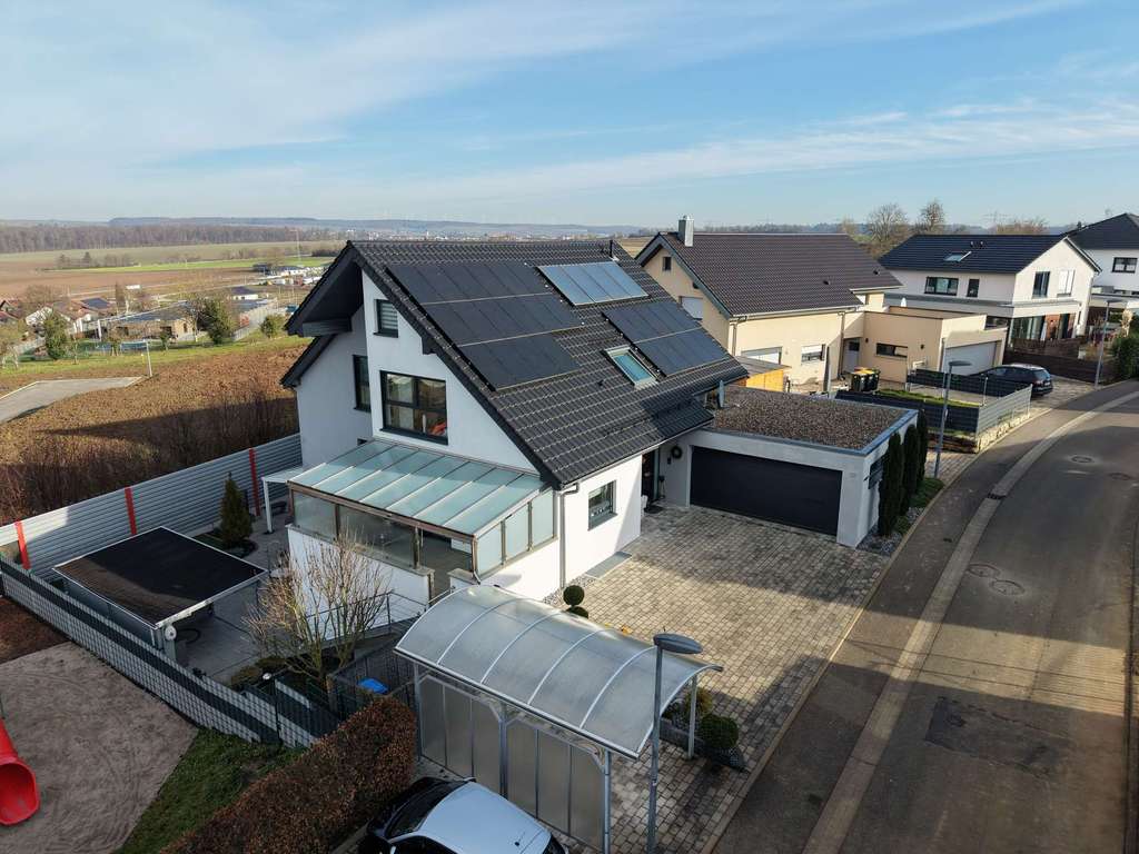 Immobilie in Oedheim - Exklusives EFH mit Einliegerwohnung – PV, Wallbox, Klima, 4 Bäder & Wellnessbereich - Bild 1