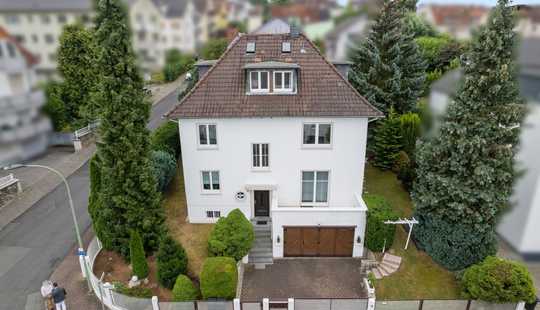 Bild von Lichtdurchflutete Villa mit Terrasse, Balkon und Garten