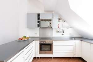Großzügige 4-Zimmer-Dachgeschosswohnung mit beeindruckender Raumhöhe, Kamin und zwei Balkonen – Die vollständige Adresse der Immobilie erhältst du vom Anbieter., 81827 Waldtrudering, München – Vorschaubild 11
