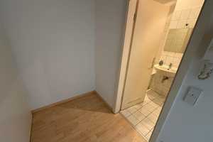 Neue EBK /  im 1. OG mit Laminat- Bad mit Wanne** – Frankenberger Straße 89, 9131 Chemnitz – Vorschaubild 2