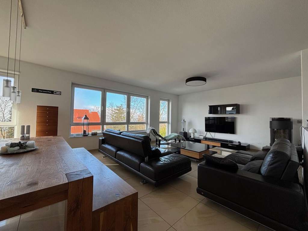 Immobilie in Glashütten - Freistehendes Einfamilienhaus mit viel Platz, tollem Ausblick und Einliegerwohnung in Hanglage - Bild 1