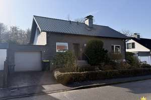Freistehendes Einfamilienhaus mit Einliegerwohnung in idyllischer Waldrandlage !