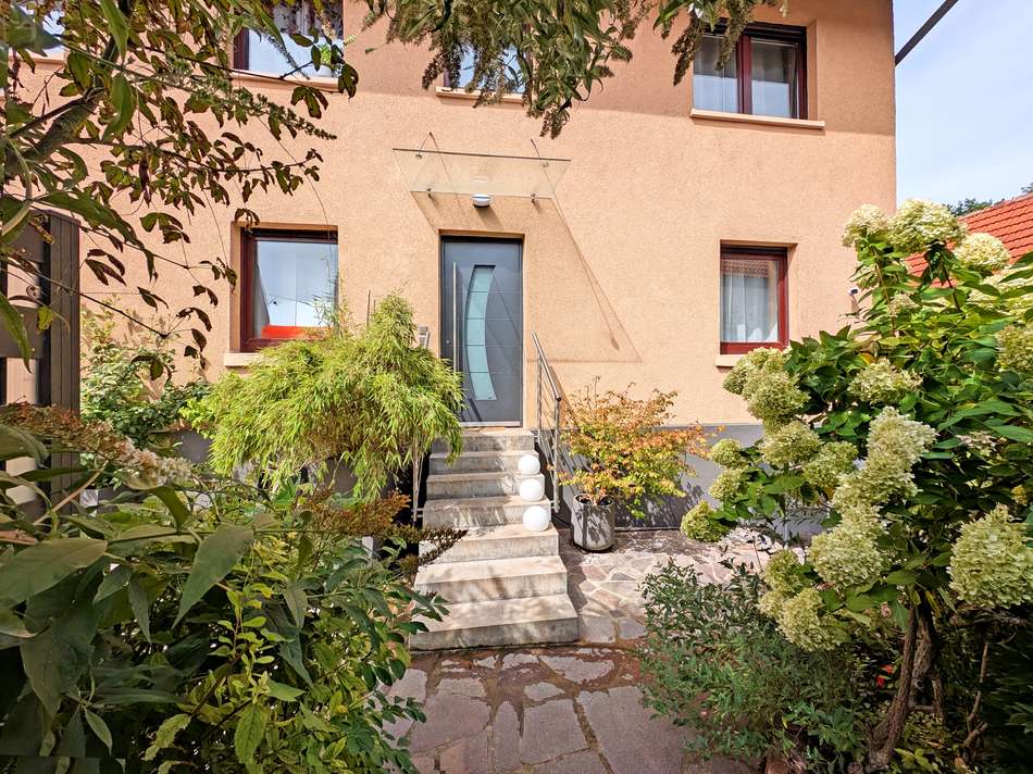 Wohneingang mit Garten