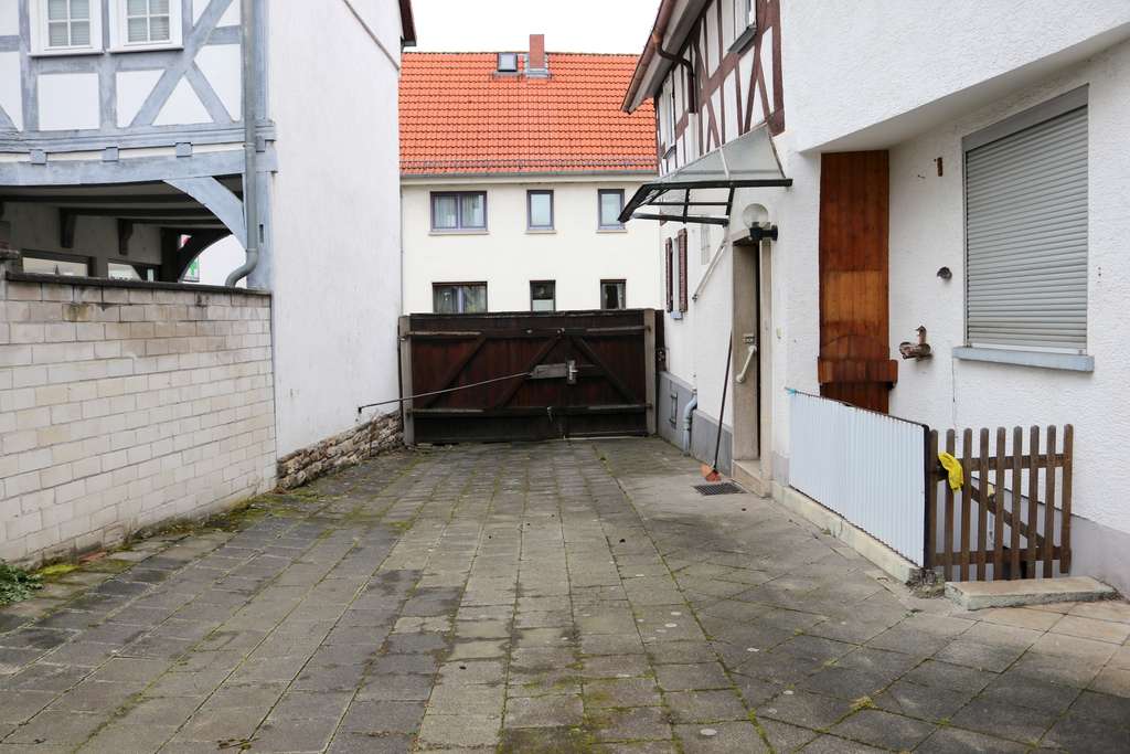 Immobilie in Heuchelheim - Gelegenheit: Schöne Hofreite in Heuchelheim mit Hof, Garage und Garten - Bild 2