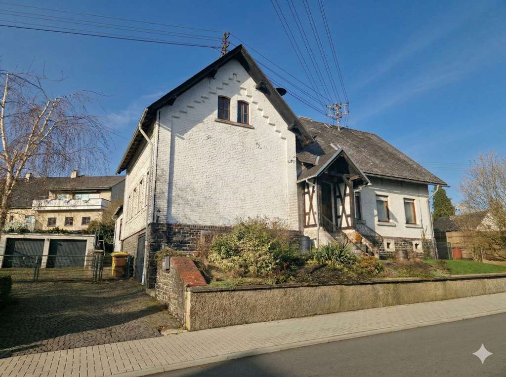 Immobilie in Nisterau - Absolutes Liebhaberobjekt - historisches Anwesen "Alte Schule" in Ortsrandlage! - Bild 1