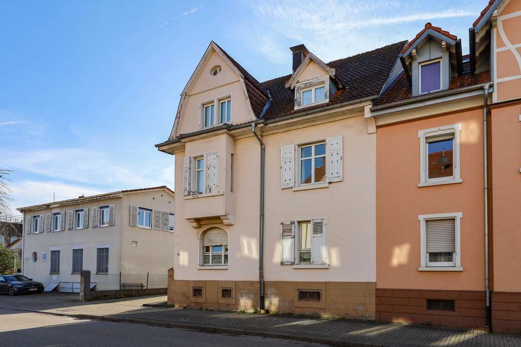 Immobilie in Schopfheim - Attraktives, voll vermietetes 3-Familienhaus mit Garage & Stellplätzen - Bild 2