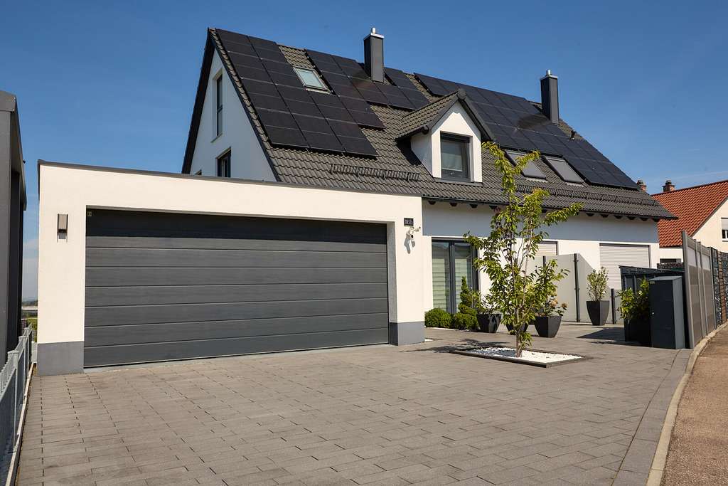 Immobilie in Reichertshofen - Premium-Doppelhaushälfte mit Energie-Plus-Konzept | PV, Wärmepumpe, Sauna & Doppelgarage - Bild 1