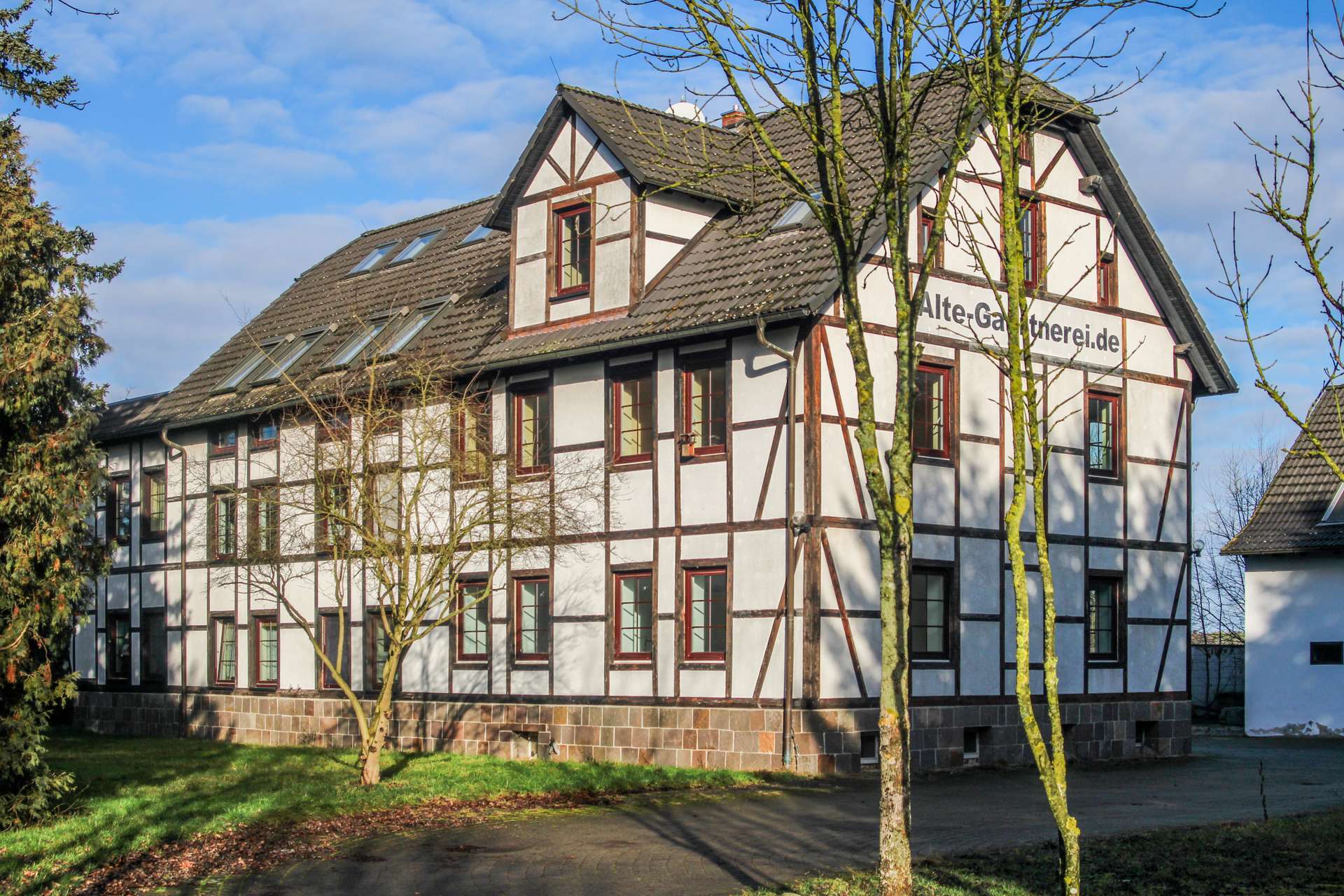 GROßES GRUNDSTÜCK, VIELE MÖGLICHKEITEN // Mehrfamilienhaus in Mockrehna mit Landwirtschaftsfläche, Nordsachsen Kreis – Bild 1