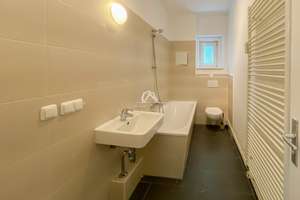 2- ZIMMER WOHNUNG PRENZLAUER BERG | BELEBTE KNIPRODESTRASSE | BALKON ZUM INNENHOF | PROVISIONSFREI | – Kniprodestraße 101, 10407 Prenzlauer Berg, Berlin – Vorschaubild 4