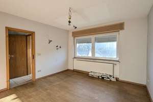 Angenehmes Zweifamilienhaus in ruhiger Lage mit kleinem Gärtchen und 2 Pkw-Stellplätzen. – Im Hohlenfels 12, 55606 Kirn – Vorschaubild 9