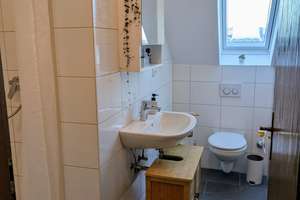 Ruhige Dachgeschosswohnung mit zwei Zimmern und Balkon in Krefeld – Dionysiusstraße 143, 47798 Stadtmitte, Krefeld – Vorschaubild 2