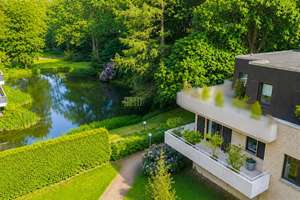 Urlaubsfeeling inklusive – Helle Wohnung mit Blick ins Grüne und Wasser + TG Platz – Die vollständige Adresse der Immobilie erhältst du vom Anbieter., 22605 Othmarschen, Hamburg – Vorschaubild 2