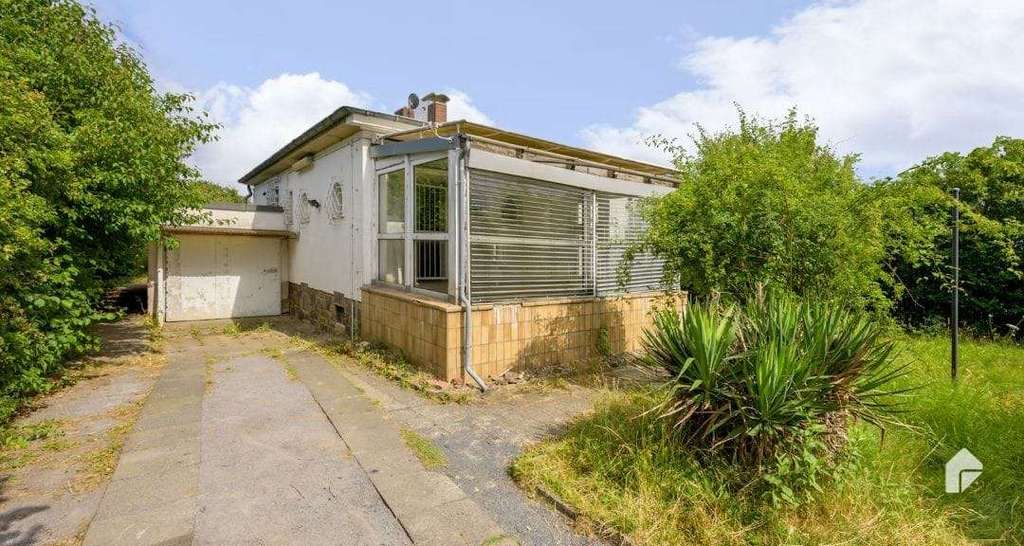 Immobilie in Grevenbroich - Haus mit großem Grundstück (2.120 m²) – Kernsanierung erforderlich, kein Neubau - Bild 2