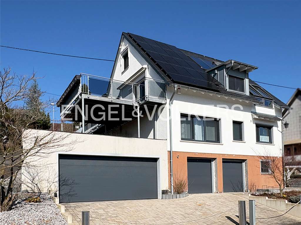Immobilie in Kadenbach - Modernisiertes Zweifamilienhaus mit Fernblick und PV-Anlage - Bild 0