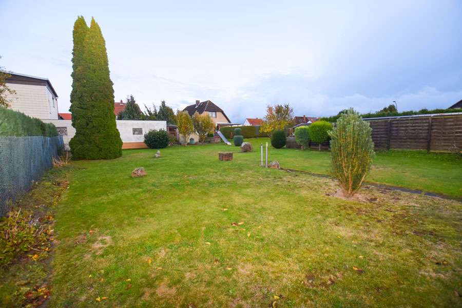 Viel Raum für Ideen: Sanierungsbedürftiges Zweifamilienhaus mit Nebengebäude und großem Garten., Helmstedt Kreis – Bild 2