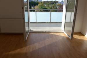 Schöne helle Single-Wohnung, großer Balkon mit Blick ins Grüne; gute Verkehrsanbindungen!