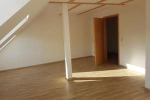Helle 2-Zimmer-Dachgeschosswohnung mit Einbauküche