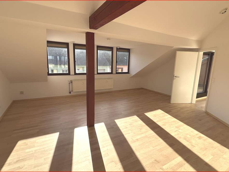 Geräumiges Wohnzimmer