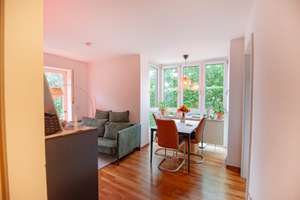 Provisionsfreie Vermietung: Attraktives Apartment mit Einbauküche, Tiefgarage und großem Garten – Tangastraße 16, 81827 Waldtrudering, München – Vorschaubild 2
