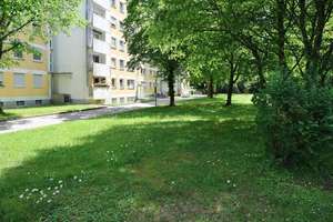 Modernisierte 2-Zimmer Wohnung in Fürstenried (U3) provisionsfrei! Sofort beziehbar – Engadiner Str. 30, 81475 Fürstenried-West, München – Vorschaubild 1