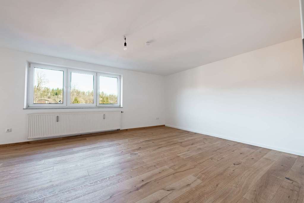 Immobilie in Miesbach - Stilvoll kernsaniert & bezugsfrei: Lichtdurchflutete 3-Zimmer-Wohnung im Miesbach, direkt am Bach - Bild 1